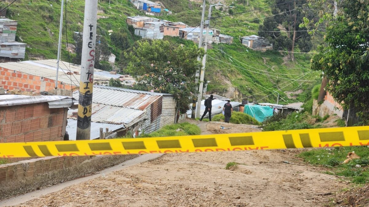Macabro hallazgo en invasión Bella Flor de Ciudad Bolívar Los habitantes de la invasión Bella Flor, en el barrio El Paraíso (Ciudad Bolívar), se encontraron con una aterradora y tétrica escena al descubrir el cuerpo sin vida de un hombre, el cual no pudo ser identificado, a una cuadra del parque.