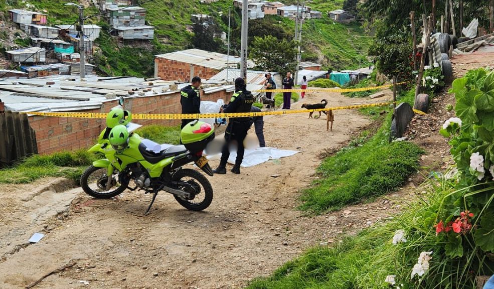Macabro hallazgo en invasión Bella Flor de Ciudad Bolívar 8 Macabro hallazgo en invasión Bella Flor de Ciudad Bolívar Los habitantes de la invasión Bella Flor, en el barrio El Paraíso (Ciudad Bolívar), se encontraron con una aterradora y tétrica escena al descubrir el cuerpo sin vida de un hombre, el cual no pudo ser identificado, a una cuadra del parque.