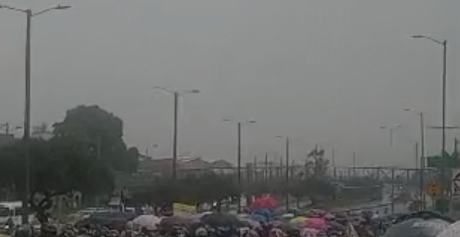 Maestros bloquean vías y restringen la movilidad de TransMilenio por Las Américas Algunas vías de la capital tuvieron complicaciones en la movilidad. Los maestros seguirán marchando hasta que se hunda el Proyecto de la Ley Estatutaria.