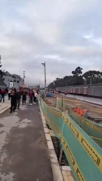 Manifestantes bloquearon TM sobre la caracas y generan gigantesco trancón Desde tempranas horas de la mañana de este jueves, habitantes del barrio Danubio protestan por las demoras de la culminación de las obras de la extensión de TransMilenio desde Molinos hasta el portal Usme.