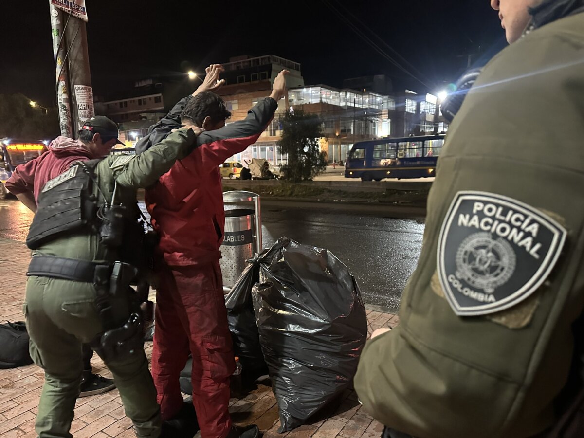 Megatoma en bares de la Primero de Mayo: el alcalde Galán acompañó la actividad Las autoridades encontraron armas blancas, estupefacientes y licor adulterado en la zona de rumba de la localidad de Kennedy.