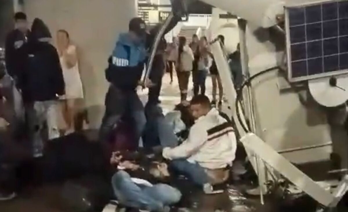 Una cabina del Metrocable en Medellín se cayó. Hay una persona muerta Una cabina de Metrocable se desplomó esta mañana en Medellín. Al parecer a esta cabina le fallaron los frenos.