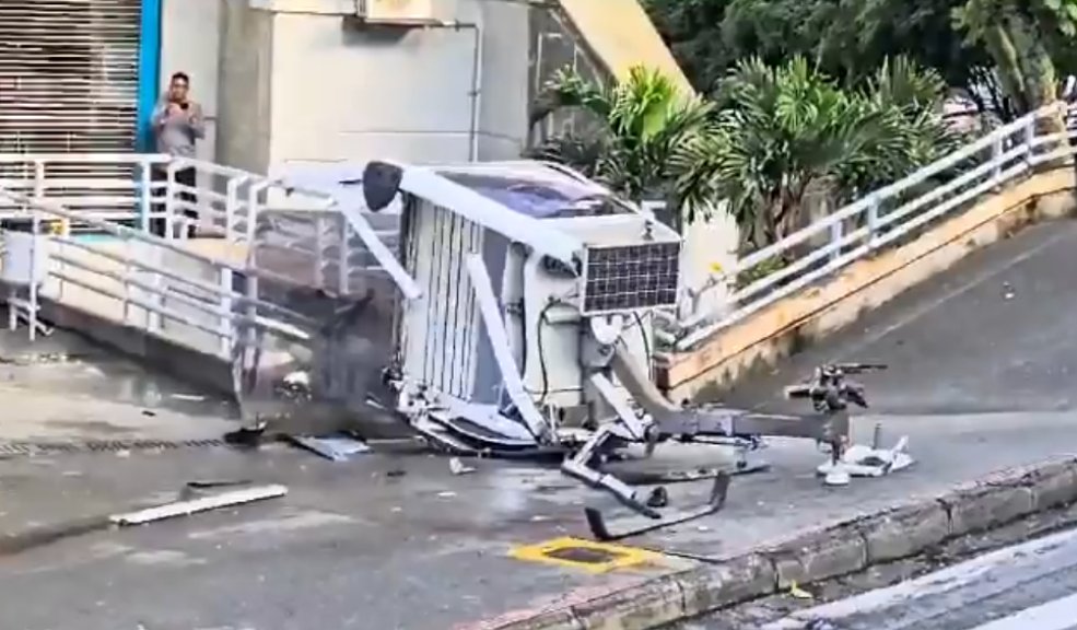 Una cabina del Metrocable en Medellín se cayó. Hay una persona muerta Una cabina de Metrocable se desplomó esta mañana en Medellín. Al parecer a esta cabina le fallaron los frenos.