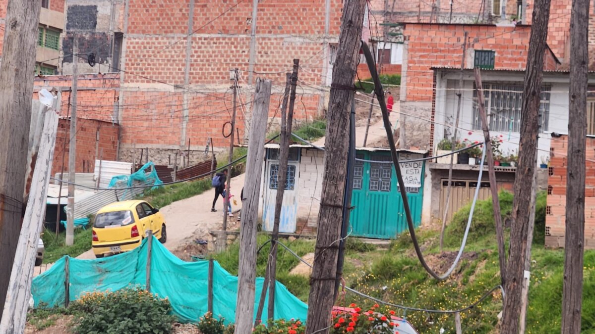 Misteriosa muerte en invasión de Ciudad Bolívar 1 Misteriosa muerte en invasión de Ciudad Bolívar Una misteriosa y aterradora escena encontraron varios vecinos de la invasión El Recuerdo (Ciudad Bolívar) al descubrir, cerca de la cancha de fútbol de este barrio, el cuerpo sin vida de un hombre. El hecho ocurrió aproximadamente a las 5:50 a. m. del viernes.