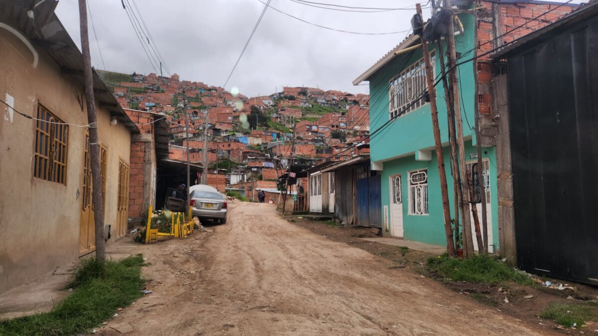Misteriosa muerte en invasión de Ciudad Bolívar 2 Misteriosa muerte en invasión de Ciudad Bolívar Una misteriosa y aterradora escena encontraron varios vecinos de la invasión El Recuerdo (Ciudad Bolívar) al descubrir, cerca de la cancha de fútbol de este barrio, el cuerpo sin vida de un hombre. El hecho ocurrió aproximadamente a las 5:50 a. m. del viernes.