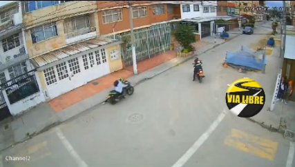 Momento en el que ladrón en moto arrastra a una mujer por robarle el celular en Puente Aranda 1 Momento en el que ladrón en moto arrastra a una mujer por robarle el celular en Puente Aranda Al darse cuenta de lo sucedido, los residentes del sector atraparon al presunto ladrón y le quemaron su motocicleta.