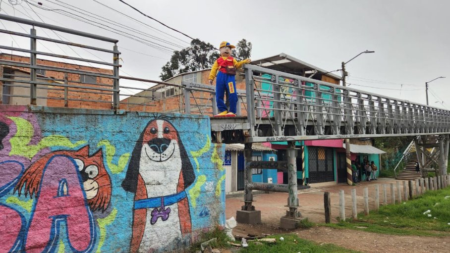 Mujer cayó de un puente quebrado en Bosa 1 Mujer cayó de un puente quebrado en Bosa El puente peatonal que conecta a los habitantes de los barrios San Bernardino y Getsemaní (en Bosa) por poco cobra la vida de una residente del sur de Bogotá, quien resultó gravemente herida al caer inesperadamente de esta estructura. Armando Calle ya había denunciado el mal estado de la construcción.