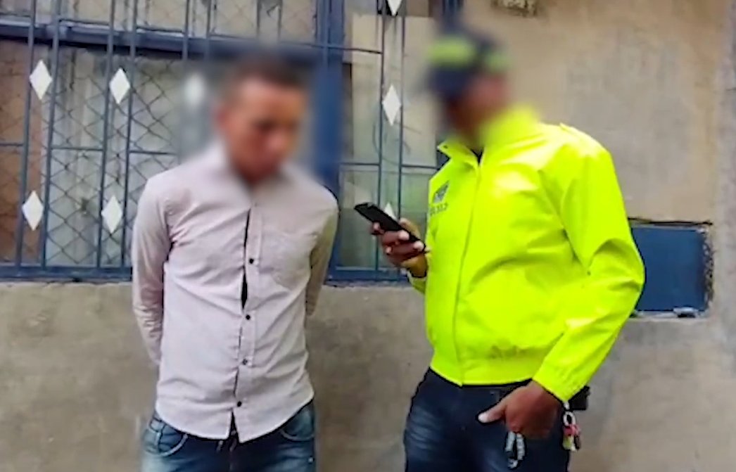 Mujer falleció tras ser golpeada brutalmente por su pareja en una vivienda de Kennedy 2 Mujer falleció tras ser golpeada brutalmente por su pareja en una vivienda de Kennedy Un hombre golpeó brutalmente a su pareja sentimental hasta causarle la muerte. Aunque el sujeto intentó negar los hechos, la agresión quedó registrada en video.