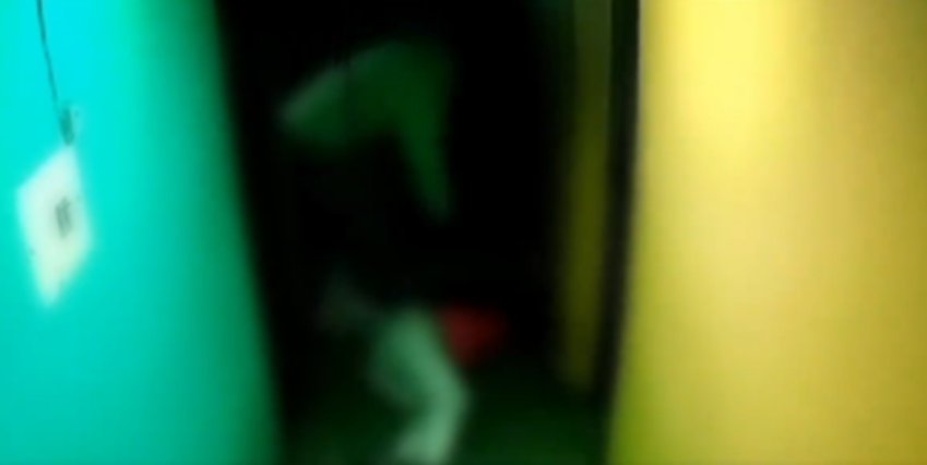 Mujer falleció tras ser golpeada brutalmente por su pareja en una vivienda de Kennedy 1 Mujer falleció tras ser golpeada brutalmente por su pareja en una vivienda de Kennedy Un hombre golpeó brutalmente a su pareja sentimental hasta causarle la muerte. Aunque el sujeto intentó negar los hechos, la agresión quedó registrada en video.
