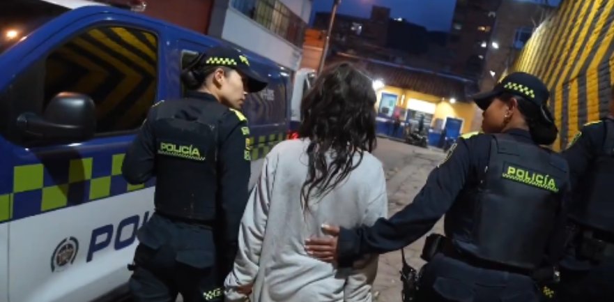 Niña de 13 años desapareció en Santa Marta y fue encontrada en un pagadiario de Bogotá 1 Niña de 13 años desapareció en Santa Marta y fue encontrada en un pagadiario de Bogotá En medio de un operativo que realizaba la Policía de Bogotá en la localidad de Los Mártires, una menor de 13 años que había desaparecido, fue hallada en un 'pagadiario' del sector de La Favorita.