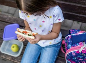 Niña murió en un colegio tras atorarse con un alimento: familia denuncia que no recibió atención 2 Niña murió en un colegio tras atorarse con un alimento: familia denuncia que no recibió atención Una niña de 10 años murió el pasado 14 de junio tras atorarse con una semilla de una fruta, mientras estaba en su colegio. Los allegados de la menor denuncian que la institución no actuó como debía.