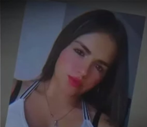 Nuevo feminicidio: sujeto asesinó a su expareja con una escopeta y luego se quitó la vida 1 Nuevo feminicidio: sujeto asesinó a su expareja con una escopeta y luego se quitó la vida Leidy Daniela Moreno fue asesinada por su expareja con un arma de fuego en el municipio de Tausa. La víctima ya había interpuesto una denuncia contra el agresor.