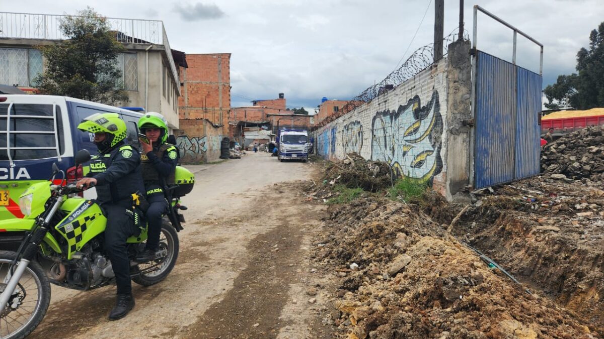 Nuevos detalles del ataque sicarial en Bosa que dejó 2 muertos y un herido Temor y pánico se respiraban en el barrio San José al escucharse una fuerte balacera en la tarde del jueves, en uno de los deprimidos y peligrosos callejones de esta invasión ubicada en la localidad de Bosa. Este hecho delictivo dejó como resultado dos hombres muertos y otro herido.