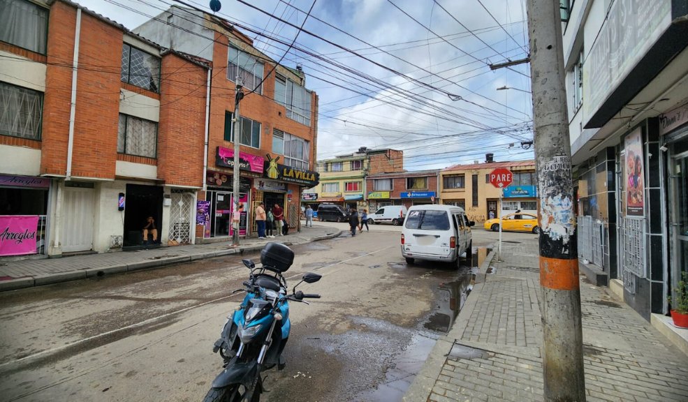 Nuevos detalles del crimen perpetrado en un bar de Usaquén Las risas, el regocijo y la algarabía que se escuchaban dentro de un bar, justo en una esquina del barrio Lijacá (Usaquén), se transformaron en gritos desesperados de varios transeúntes que presenciaron cómo un hombre fue salvajemente asesinado mientras departía entre amigos unas copas de licor, la noche del domingo.