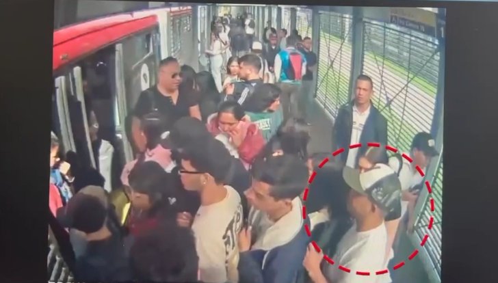 Operativo permitió la captura de 23 personas en menos de 24 horas en TransMilenio 2 Operativo permitió la captura de 23 personas en menos de 24 horas en TransMilenio La Policía Metropolitana de Bogotá dio a conocer la captura de 23 personas, de las cuales 19 fueron en flagrancia y 4 por orden de captura. El operativo se llevó a cabo en las instalaciones de TransMilenio.