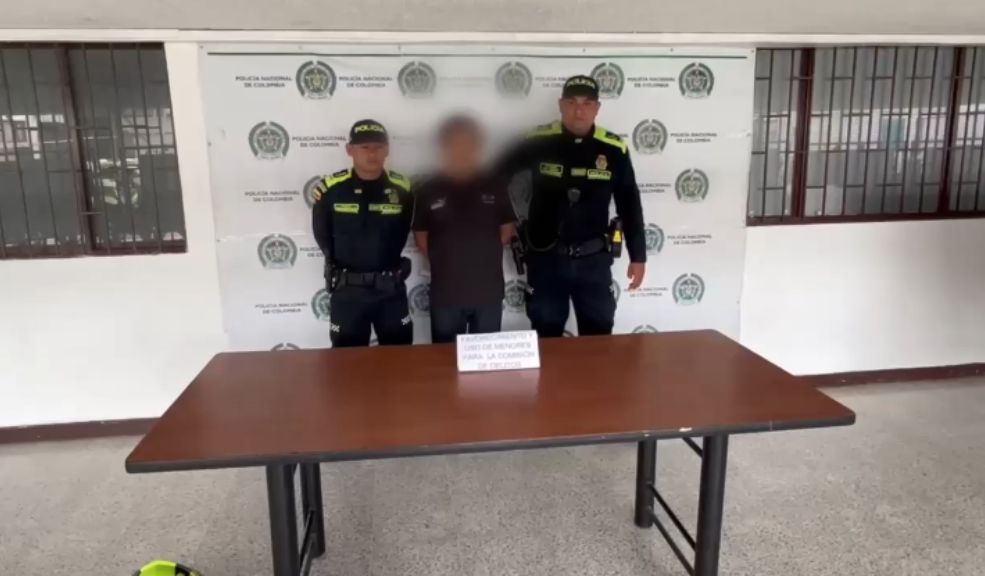 Hombre fue capturado por usar a sus hijos para ingresar drogas a la cárcel El Buen Pastor 4 Hombre fue capturado por usar a sus hijos para ingresar drogas a la cárcel El Buen Pastor Un padre de familia usaba a sus pequeños hijos para ingresar cocaína a la cárcel El Buen Pastor en Bogotá. Al parecer, la droga iba a ser entregada a la madre de los menores, quien se encuentra retenida en este penitenciario.