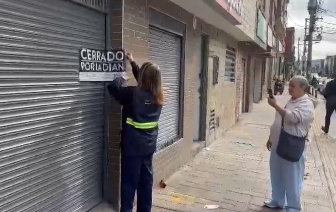 Facturación Electrónica: ¿quién debe hacerlo? y ¿qué pasa si no se hace? 1 Facturación Electrónica: ¿quién debe hacerlo? y ¿qué pasa si no se hace? En lo corrido del año, la DIAN ha cerrado 119 establecimientos de comercio por el incumplimiento de la obligación de facturar electrónicamente en el país.