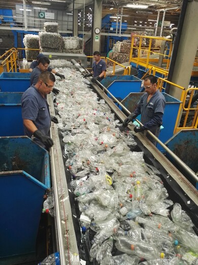 Plásticos de un solo uso: ¿Qué queda prohibido y qué alternativas hay? Desde el próximo 7 de julio empezará a regir la Ley 2232, que prohíbe los plásticos de un solo uso en el país.