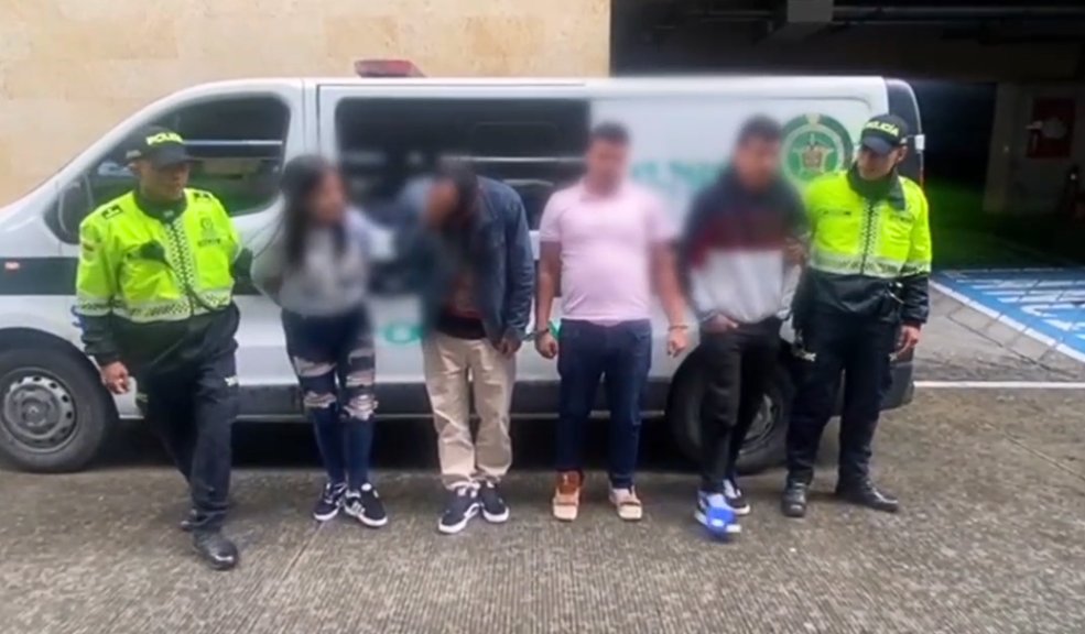 Policía capturó a 4 personas que estarían robando en TransMilenio 2 Policía capturó a 4 personas que estarían robando en TransMilenio La Policía sorprendió a tres hombres y una mujer realizando 'cosquilleo' a los usuarios del sistema en la estación Country Sur, en la troncal de la Carrera Décima.