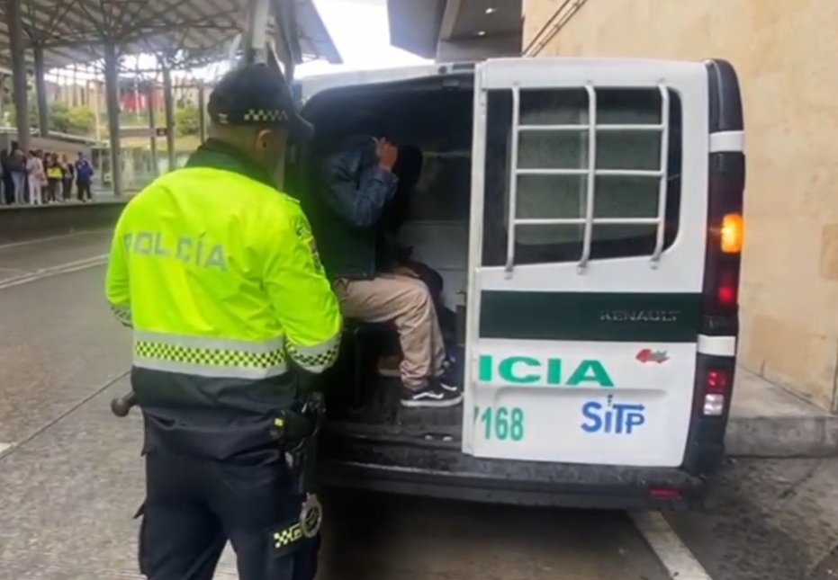 Policía capturó a 4 personas que estarían robando en TransMilenio 1 Policía capturó a 4 personas que estarían robando en TransMilenio La Policía sorprendió a tres hombres y una mujer realizando 'cosquilleo' a los usuarios del sistema en la estación Country Sur, en la troncal de la Carrera Décima.