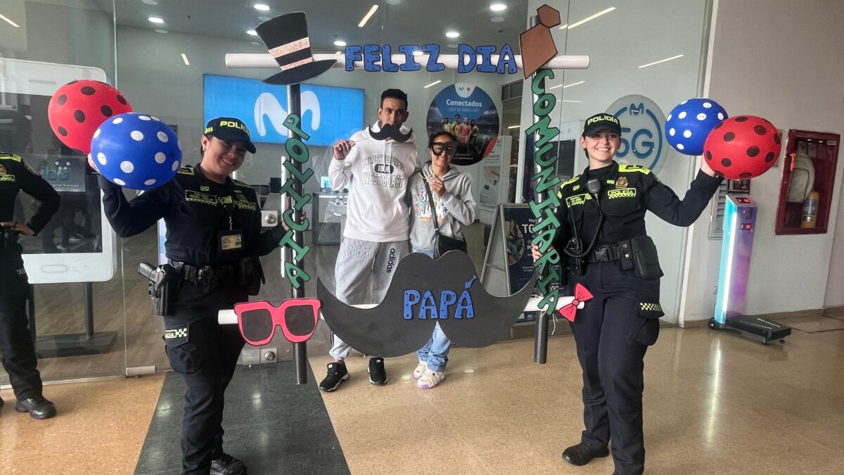 La Policía celebra el día del padre con dispositivos de seguridad 1 La Policía celebra el día del padre con dispositivos de seguridad La Policía Metropolitana de Bogotá realiza una serie de actividades para garantizar que esta jornada sea segura. También hay música y fotografía para celebrar este día.