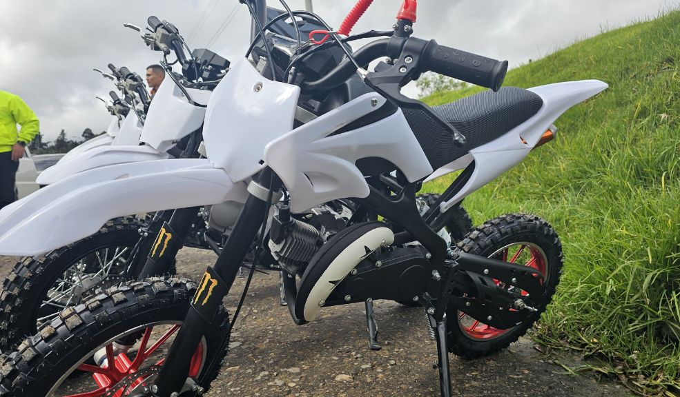 Policía recuperó 6 motos y 2 bicicletas que habían sido robadas en Usaquén 2 Policía recuperó 6 motos y 2 bicicletas que habían sido robadas en Usaquén Luego de que al menos 7 delincuentes robaran un concesionario de motos ubicado en Usaquén, la Policía logró recuperar los vehículos hurtados tras registrar una casa en la localidad de Santa Fe.