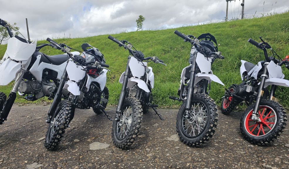 Policía recuperó 6 motos y 2 bicicletas que habían sido robadas en Usaquén 1 Policía recuperó 6 motos y 2 bicicletas que habían sido robadas en Usaquén Luego de que al menos 7 delincuentes robaran un concesionario de motos ubicado en Usaquén, la Policía logró recuperar los vehículos hurtados tras registrar una casa en la localidad de Santa Fe.