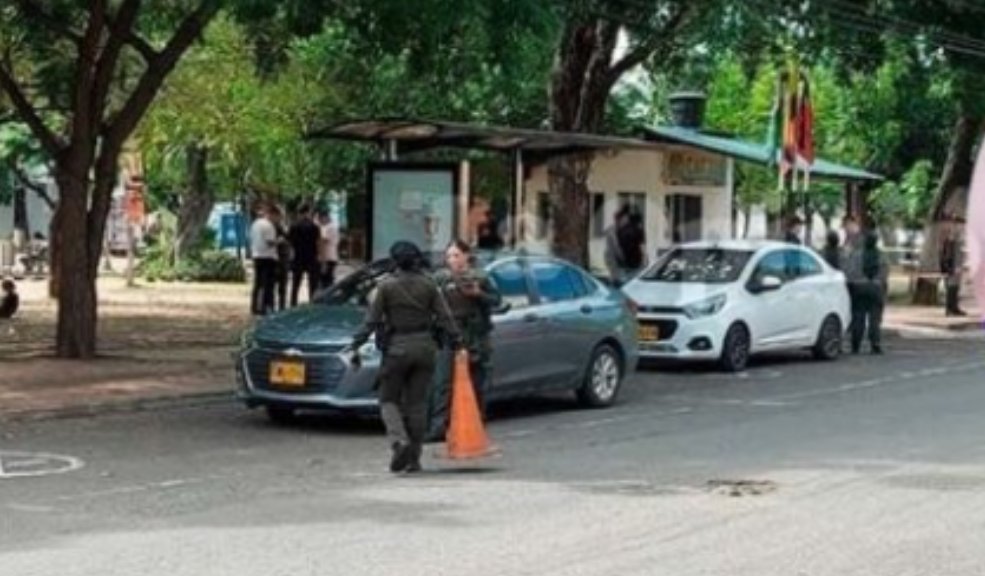 Policía se disparó cuando salía de su turno en un CAI El uniformado, identificado como Johao Navarro, fue auxiliado y trasladado a un centro asistencial, donde recibe atención médica.