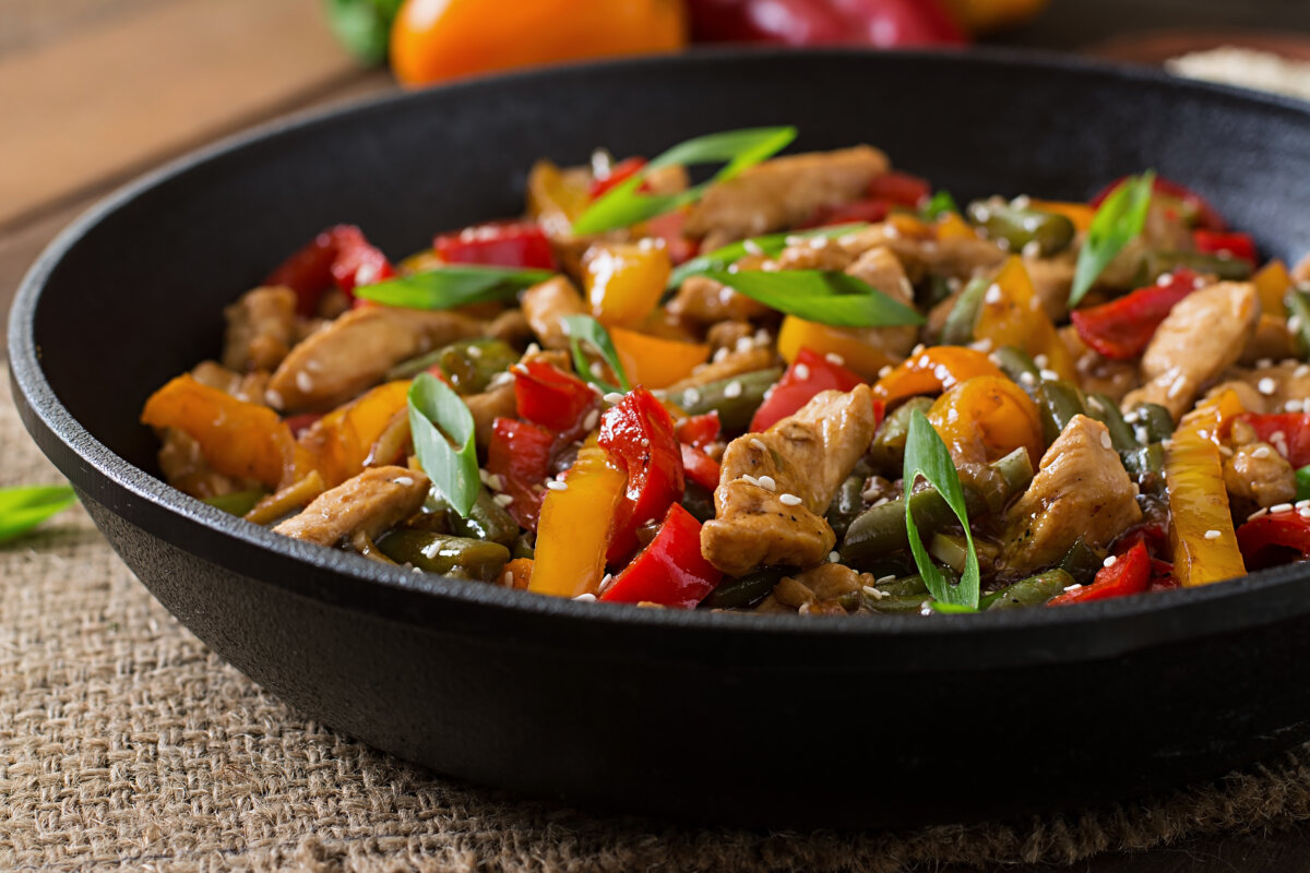 ¿Qué tal un pollo agridulce con un toque chino para su almuerzo? Pensar qué llevar de almuerzo al trabajo, a veces es desgastante. Esta es una opción le puede servir y con ingredientes fáciles de encontrar.