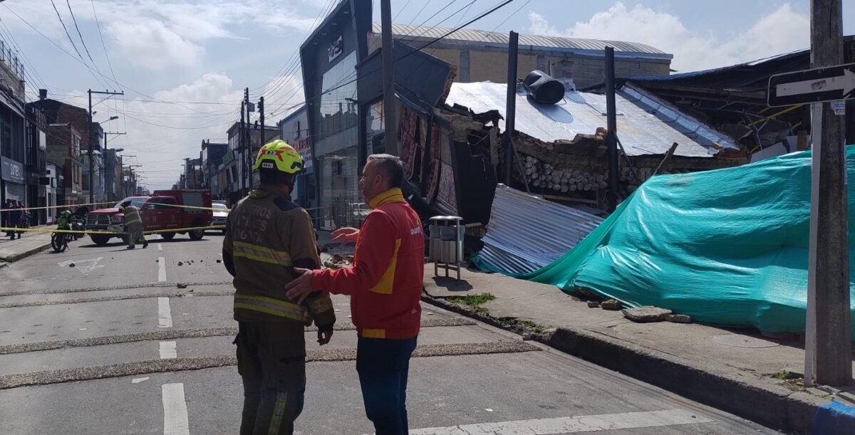 Por una excavación, 3 inmuebles fueron afectadas en el 12 de Octubre 1 Por una excavación, 3 inmuebles fueron afectadas en el 12 de Octubre Desde la Alcaldía de Barrios Unidos manifestaron que no se recibieron alertas sobre los efectos de la construcción, pero vecinos del lugar dijeron que ya lo habían denunciado.