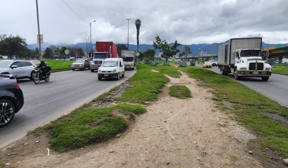 Presunto ladrón fue ultimado en medio de un intento de hurto en Puente Aranda En un violento intento de hurto, un hombre fue ultimado cuando el conductor, al que aparentemente pretendía robar, le disparó desde un vehículo en la tarde del viernes en el barrio Puente Aranda, localidad de Puente Aranda.