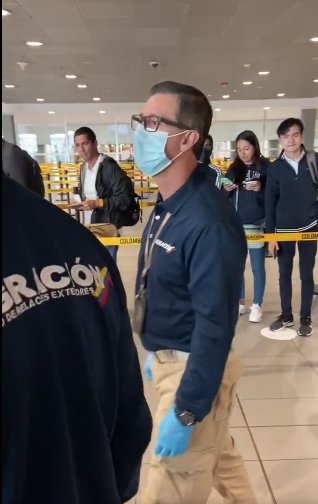 Procuraduría destituyó a funcionario de Migración que agredió a un usuario en El Dorado La Procuraduría General de la Nación destituyó e inhabilitó por 12 años y cinco meses a Jaime Alonso Sánchez Cárdenas, un oficial de Migración Colombia que golpeó a un viajero y le causó lesiones en el rostro y pierna izquierda.