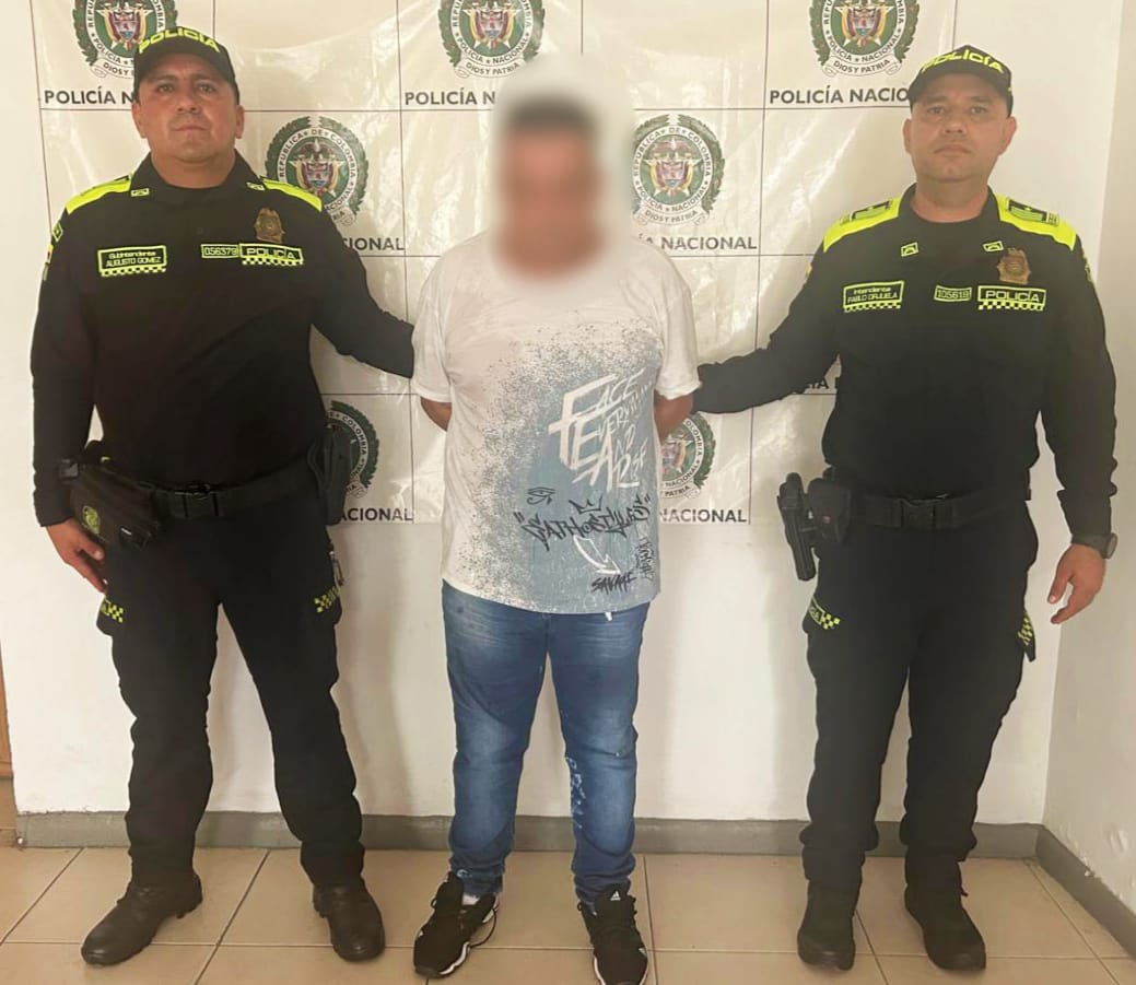 Proxeneta lloró mientras la policía lo capturaba El hombre, de 57 años, fue detenido en su vivienda, la cual funcionaba como una casa de lenocinio. El proxeneta lloró pidiendo diciendo "no sean así conmigo".
