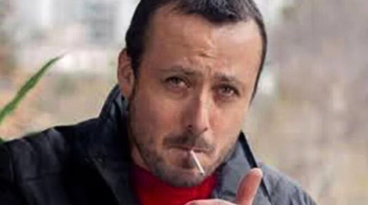 Reconocido actor fue hallado sin vida tras concretar una cita por una aplicación Una lamentable noticia se conoció en las últimas horas en Medellín, pues en dicha ciudad se reportó la muerte del actor chileno Alex Araya Castillo, de 42 años.