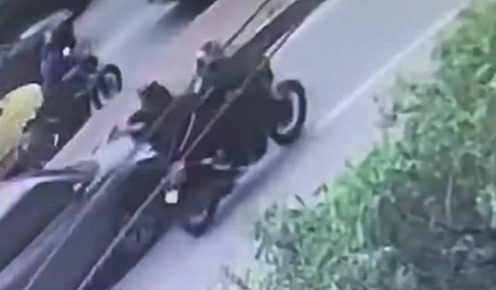 Revelan el momento exacto en el que asesinaron al director de la cárcel La Modelo Después de 20 días del asesinato del director de la Cárcel La Modelo, de Bogotá, Elmer Fernández, se conoció el video del momento exacto en el que sujetos que se movilizaban en moto abrieron fuego en contra del funcionario.