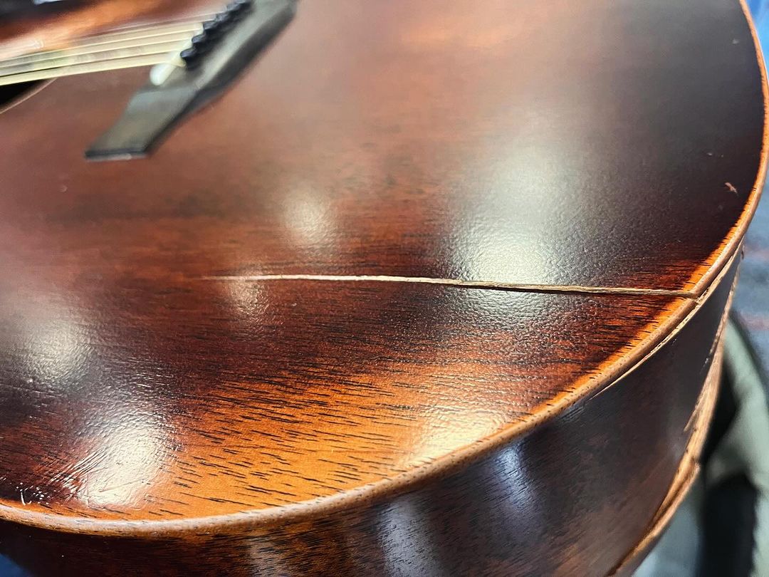 Santiago Cruz denuncia maltrato durante un vuelo: le dañaron su guitarra 1 Santiago Cruz denuncia maltrato durante un vuelo: le dañaron su guitarra El cantautor colombiano, Santiago Cruz, evidenció el mal estado de su guitarra por medio de unas fotos publicadas en sus redes. Además, denunció falta de respeto hacia él. ¿Qué fue lo que pasó?