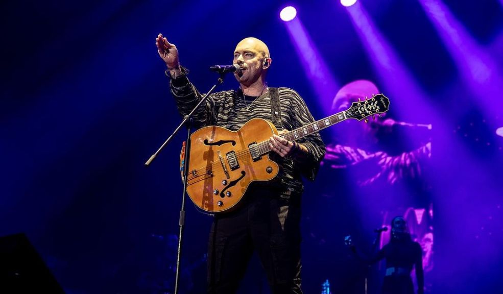 Santiago Cruz denuncia maltrato durante un vuelo: le dañaron su guitarra El cantautor colombiano, Santiago Cruz, evidenció el mal estado de su guitarra por medio de unas fotos publicadas en sus redes. Además, denunció falta de respeto hacia él. ¿Qué fue lo que pasó?