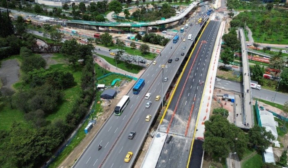 Se abrió el puente de la avenida 68 con calle 26 En la mañana de este miércoles, varios ciudadanos en sus vehículos estrenaron el nuevo puente de la avenida 86 con calle 26. Esto ayudará a la movilidad del sector.