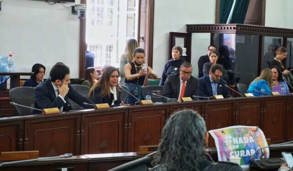 Se hundió proyecto de ley de "terapias de conversión" en el Congreso Este miércoles se hundió uno de los proyectos de ley que tenía más división al interior del Congreso, no solo por posiciones políticas, sino en particular por ideologías, se trató del proyecto de terapias de conversión o más conocido nada hay que cambiar.