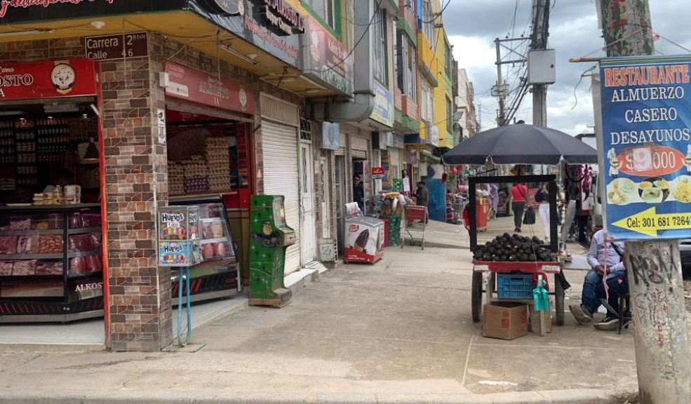 Sicario asesinó a un hombre en un local de Soacha Un sicario asesinó a sangre fría a un hombre que se encontraba comiendo dentro de un local en Soacha. Los hechos ocurrieron el pasado miércoles en horas de la noche.