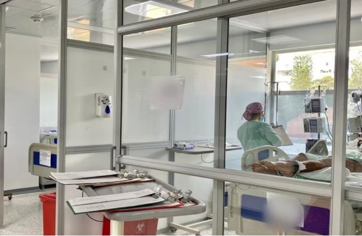 Sicarios le dispararon a un hombre frente a un hospital: está vivo de milagro Las causas del ataque con arma de fuego son investigadas por la Policía. El hombre se encuentra en recuperación tras recibir un proyectil que se le alojó en la columna.