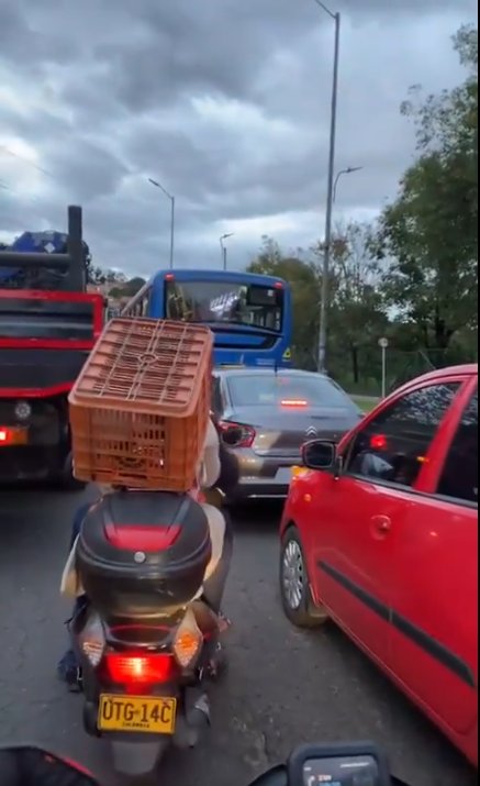 Solo pasa en Colombia: mujer usó canasta como casco para moto en Bogotá Una parrillera fue grabada mientras se desplazaba por una vía de Bogotá, usando como casco una canasta plástica.