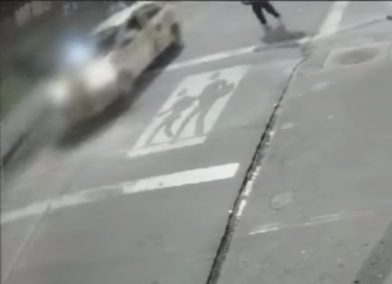 Taxi arrolló a un joven y se dio a la fuga en Patio Bonito 1 Taxi arrolló a un joven y se dio a la fuga en Patio Bonito Un joven terminó con graves heridas tras ser arrollado por un taxista que se dio a la fuga. Los hechos ocurrieron en la localidad de Kennedy.