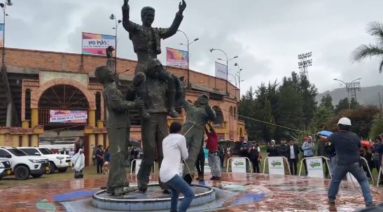 Controversia por la estatua de César Rincón que tumbaron en Duitama 1 Controversia por la estatua de César Rincón que tumbaron en Duitama En la tarde de ayer la estatua del torero César Rincón fue retirada de la plaza de toros de Duitama (Boyacá). El acto generó gran controversia pues aseguran que fue un acto innecesario.