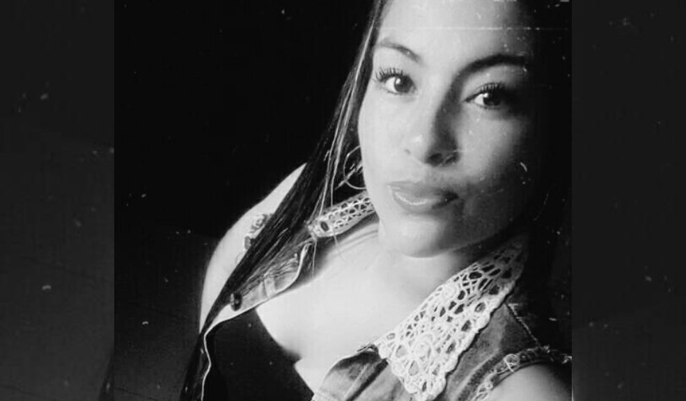 Una pareja fue atacada a bala frente a sus tres hijos en Funza: La mujer falleció 8 Una pareja fue atacada a bala frente a sus tres hijos en Funza: La mujer falleció Jennifer Jacksury Castro, es el nombre de la víctima mortal quien descansaba en su hogar cuando llegaron varios hombres armados que ingresaron a la fuerza al inmueble donde la joven madre estaba a junto a sus hijos, quienes tuvieron que presenciar de frente el horror.