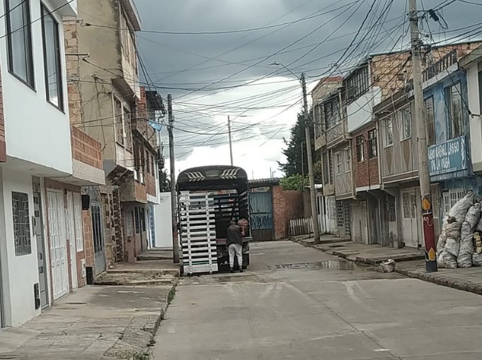 Una pareja fue atacada a bala frente a sus tres hijos en Funza: La mujer falleció 1 Una pareja fue atacada a bala frente a sus tres hijos en Funza: La mujer falleció Jennifer Jacksury Castro, es el nombre de la víctima mortal quien descansaba en su hogar cuando llegaron varios hombres armados que ingresaron a la fuerza al inmueble donde la joven madre estaba a junto a sus hijos, quienes tuvieron que presenciar de frente el horror.