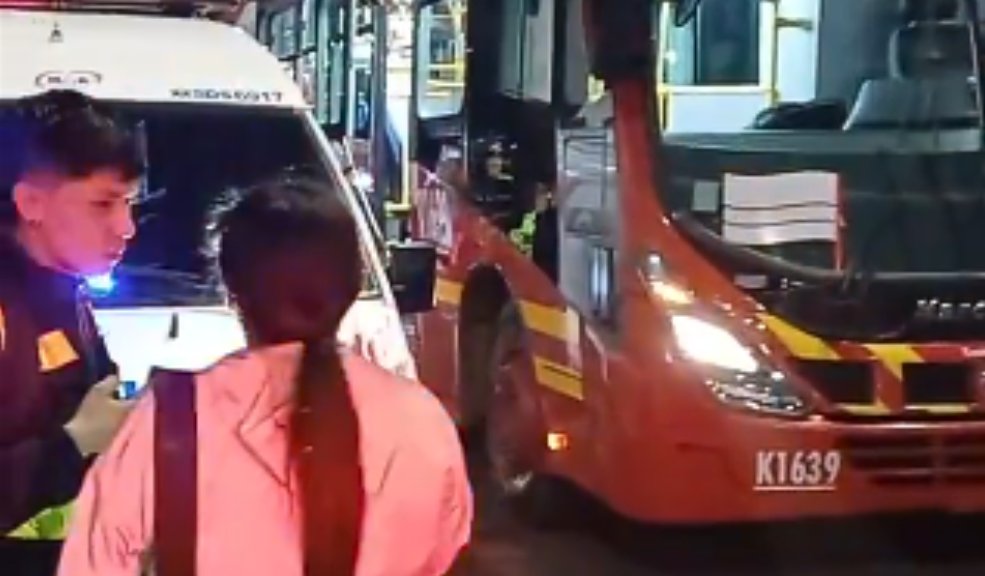 Usuario de TM arriesga su vida para evitar que su novia fuera robada en clicloruta De no creer: Un joven que estaba dentro de un articulado de TransMilenio se lanzó del bus para salvar su novia de los delincuentes. El joven resultó herido.