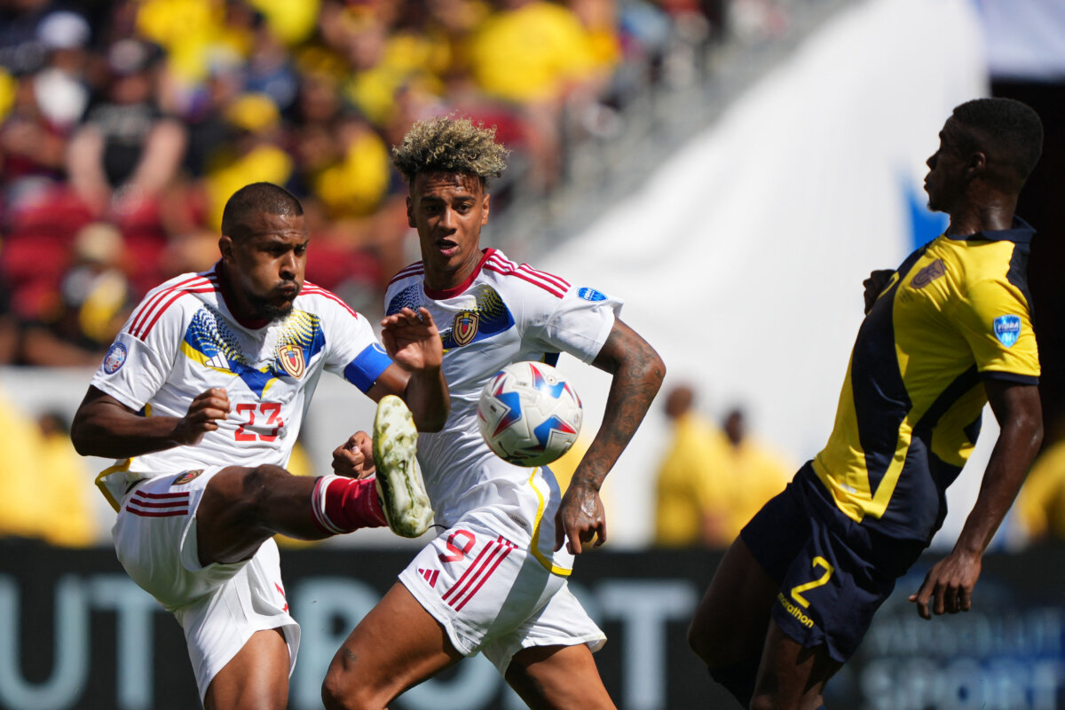 Venezuela y México empezaron con pie derecho y lideran su grupo en la Copa América Venezuela, de atrás, y México, sufriendo, le ganaron a Ecuador y Jamaica, respectivamente, en el estreno del Grupo B de la Copa América y asumieron el liderato.