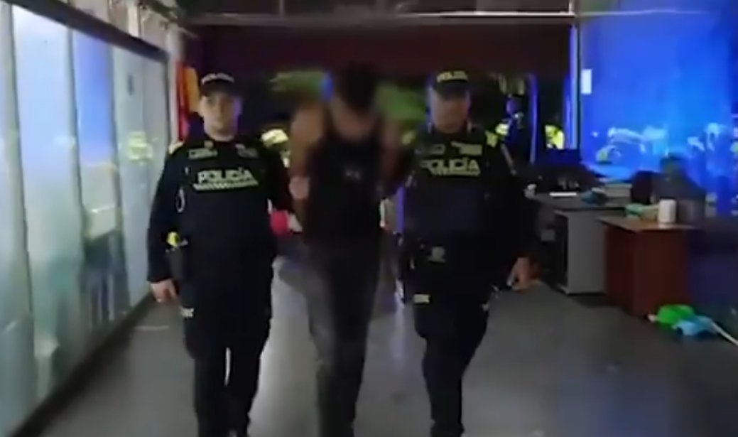 Capturan al hijo de Iván René Valenciano, exfutbolista de la Selección Colombia 1 Capturan al hijo de Iván René Valenciano, exfutbolista de la Selección Colombia En flagrancia: el hijo del exfutbolista fue capturado tras robar artículos avaluados en 14 millones de pesos.