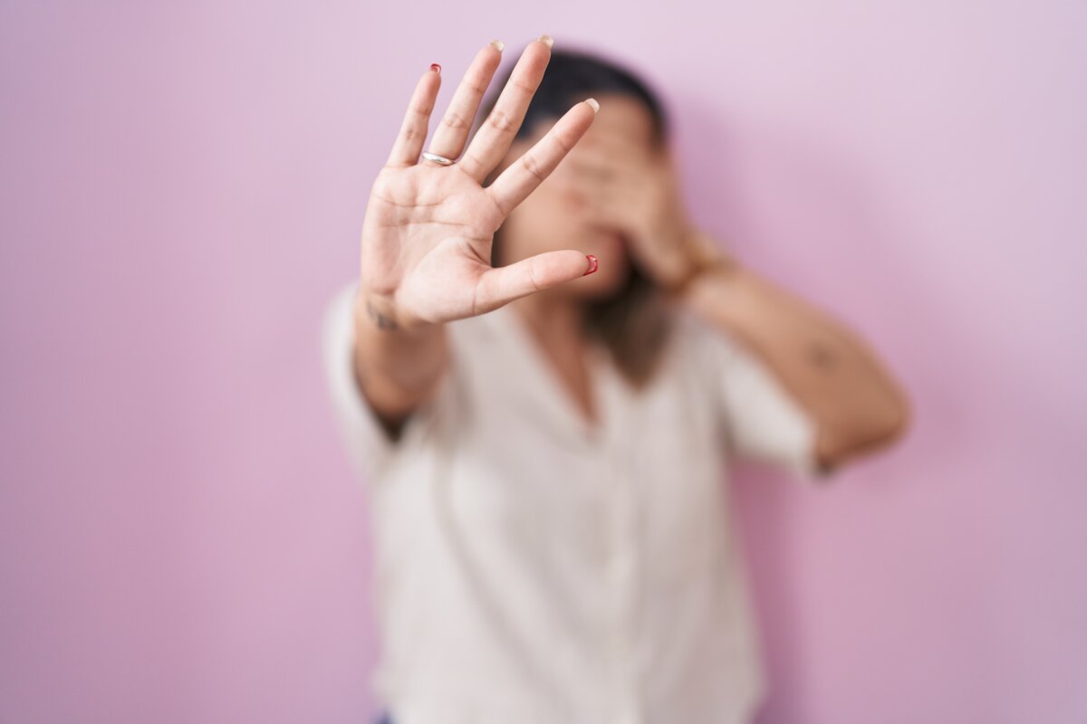 Víctima de violencia intrafamiliar fue multada por no asistir a audiencia La mujer denuncia que la justicia no le ofrecía garantías y temía por su seguridad, razón que la llevó a solicitar que la diligencia fuera virtual.